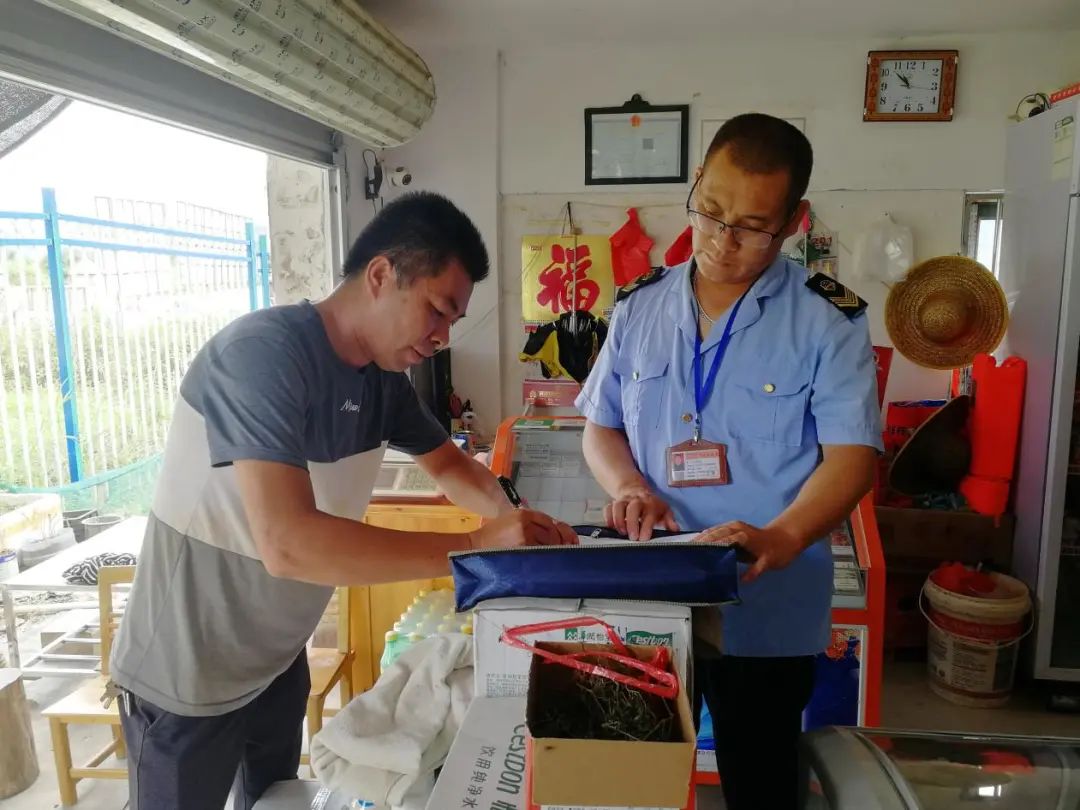 图为许杰华（右一）到偏远农村个体经营户中开展食品安全检查工作