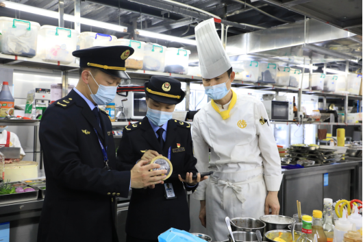 南宁兴宁开展“随机查餐厅”行动