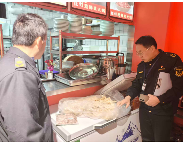 重庆大渡口直击后厨“冻柜”查隐患(图2)