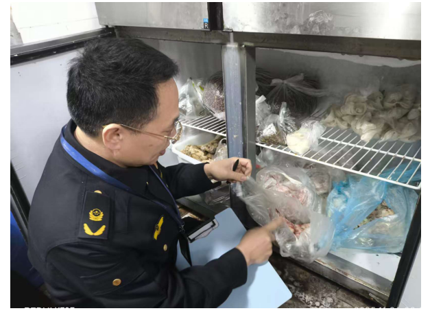 重庆大渡口直击后厨“冻柜”查隐患(图1)