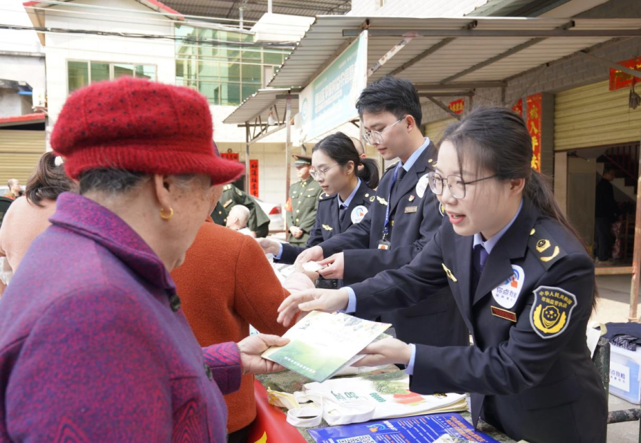 桂林：军地携手进乡村 “你点我检”护安全