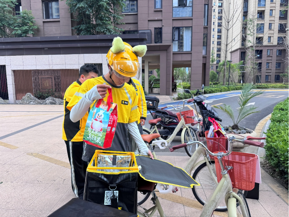 “小区配送接驳车”落地宁波 多项举措破解外卖配送最后100米难题
